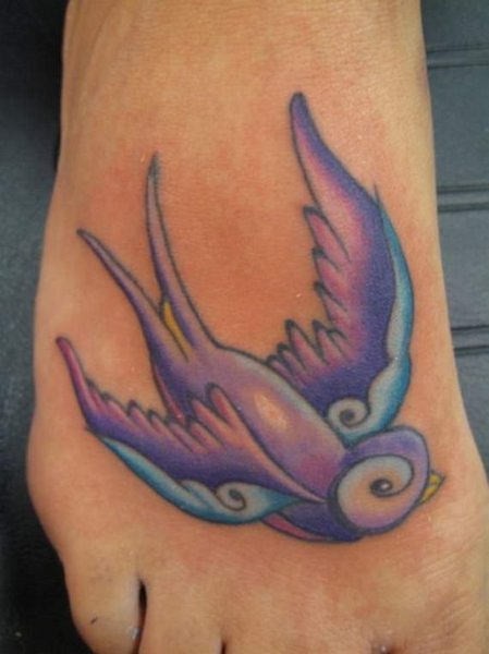脚背紫色的可爱小鸟纹身图案