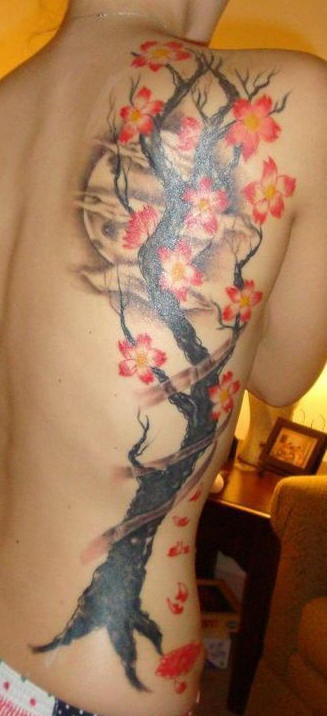 背部黑色高大的树木与美丽花朵纹身图案