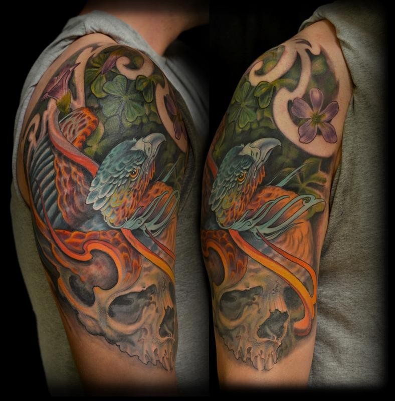 大臂彩色凤凰鸟和四叶草纹身图案