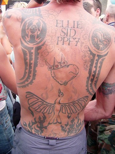 背部皇冠心形与鸟图腾纹身图案