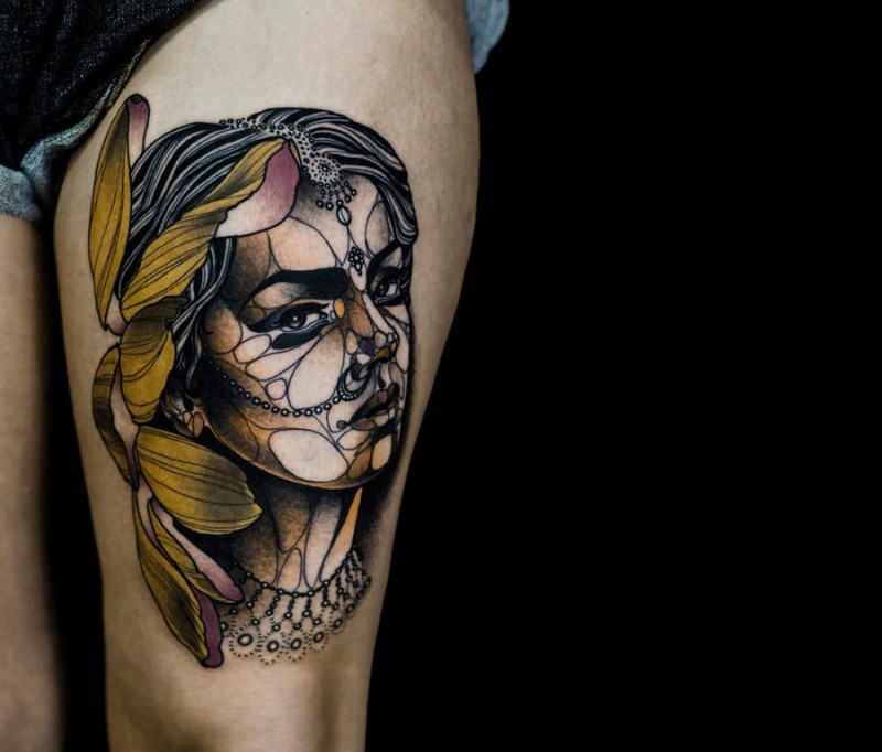 大腿漂亮的彩色女人与花朵纹身图案