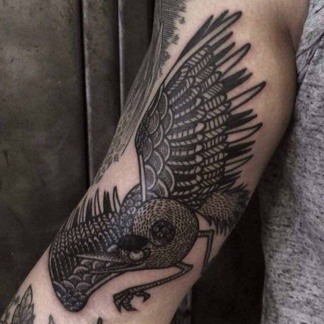 详细黑色的鸟手臂纹身图案