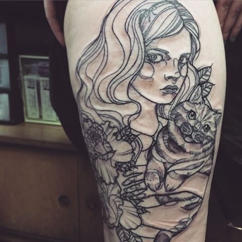 素描风格黑色线条女人与猫和花朵纹身图案