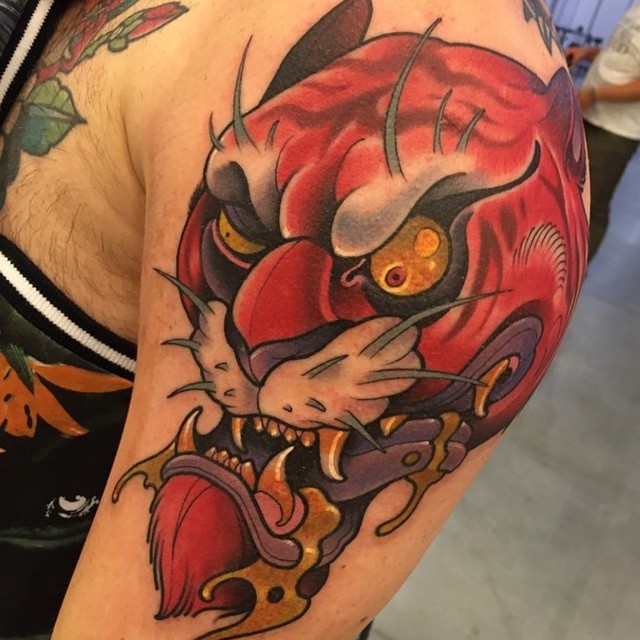 大臂亚洲风格红色的邪恶老虎纹身图案