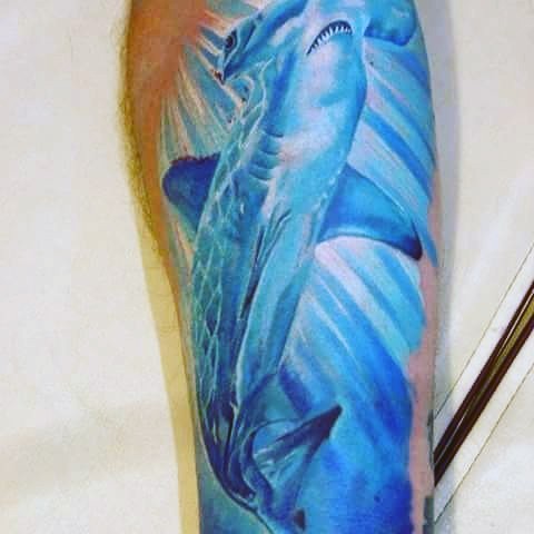 写实风格蓝色海底的锤头鲨纹身图案