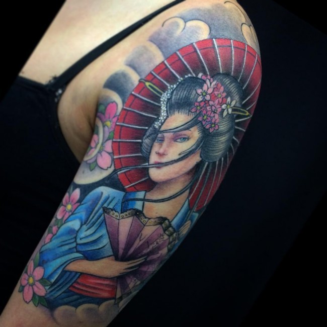 带雨伞的亚洲艺妓彩色大臂纹身图案