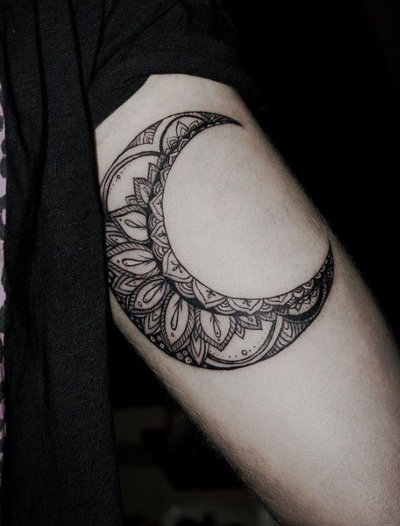美丽的月亮图腾拼凑纹身图案