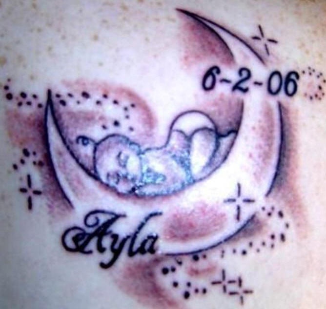背部睡觉的宝宝和月亮纹身图案