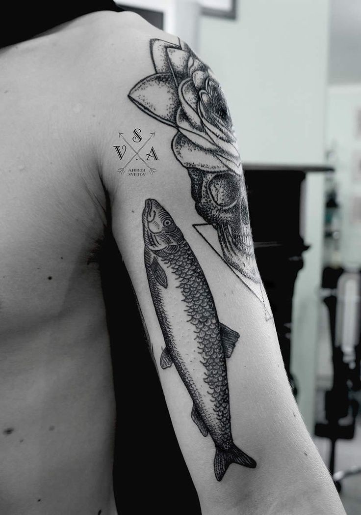 手臂不寻常的风格黑白大鱼和花朵纹身图案