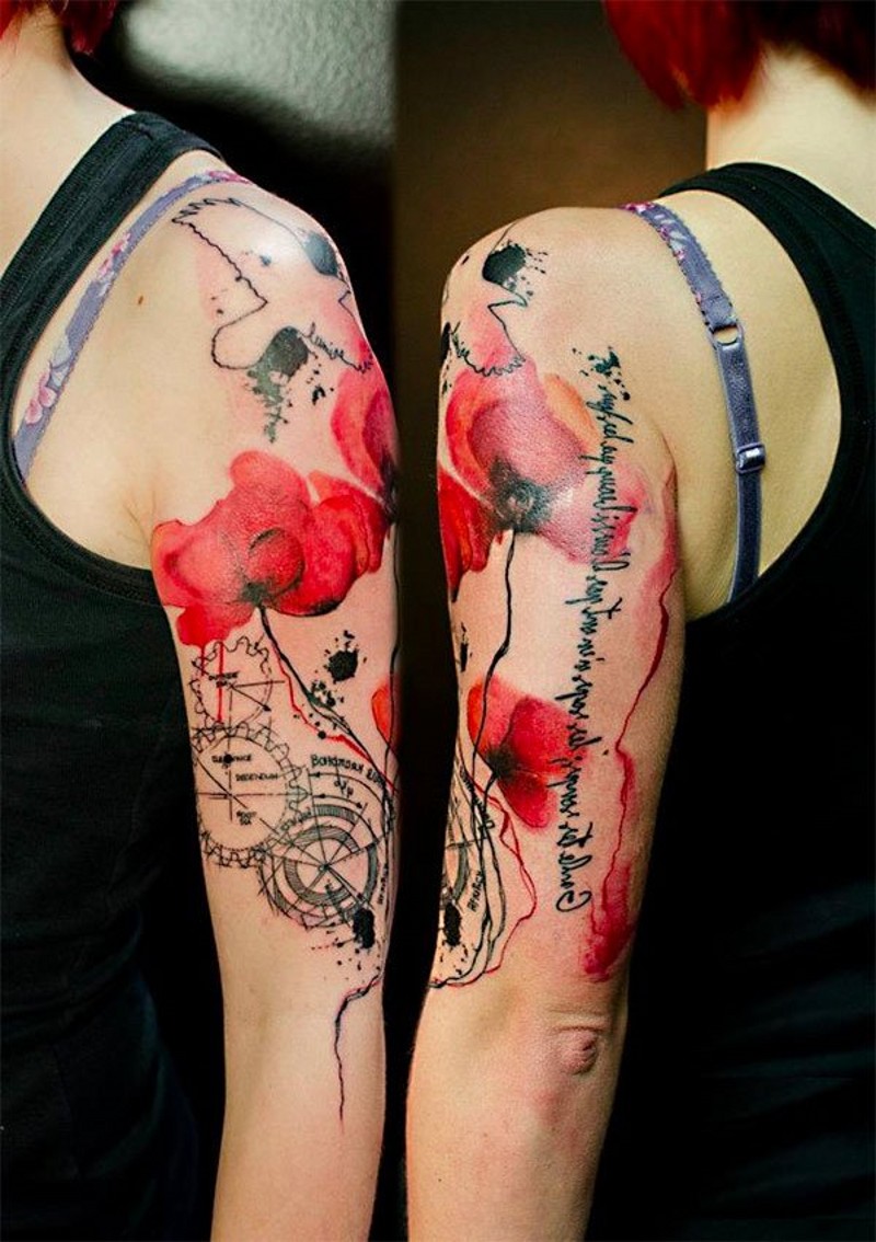 女生大臂黑色字母和红色罂粟花纹身图案