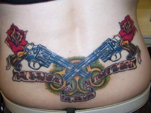 腰部两个蓝色的手枪和玫瑰字母纹身图案