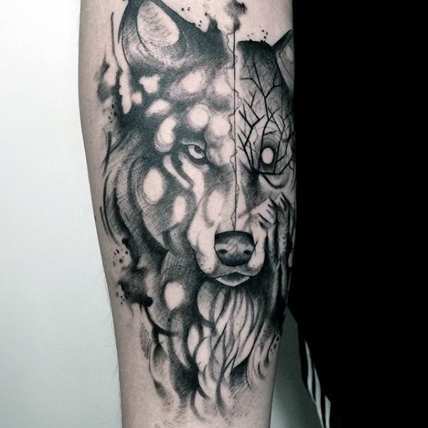 手臂黑色的神秘狼与树枝纹身图案