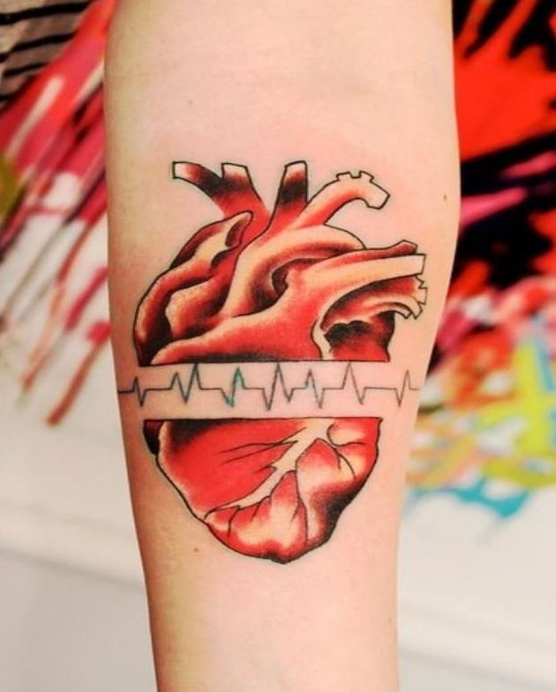 手臂心电图与红色心脏纹身图案