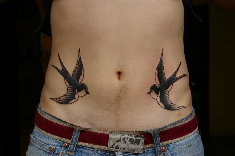 腹部经典燕子黑色纹身图案