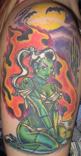 大臂绿色的女人和火焰纹身图案