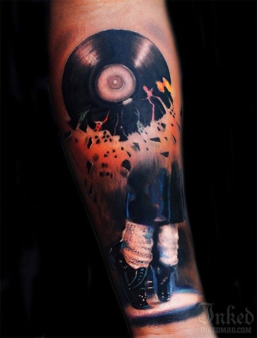 手臂音乐主题的彩色唱片纹身图案