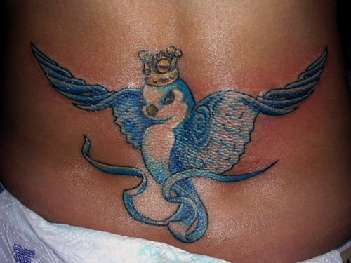 蓝色的燕子和皇冠纹身图案