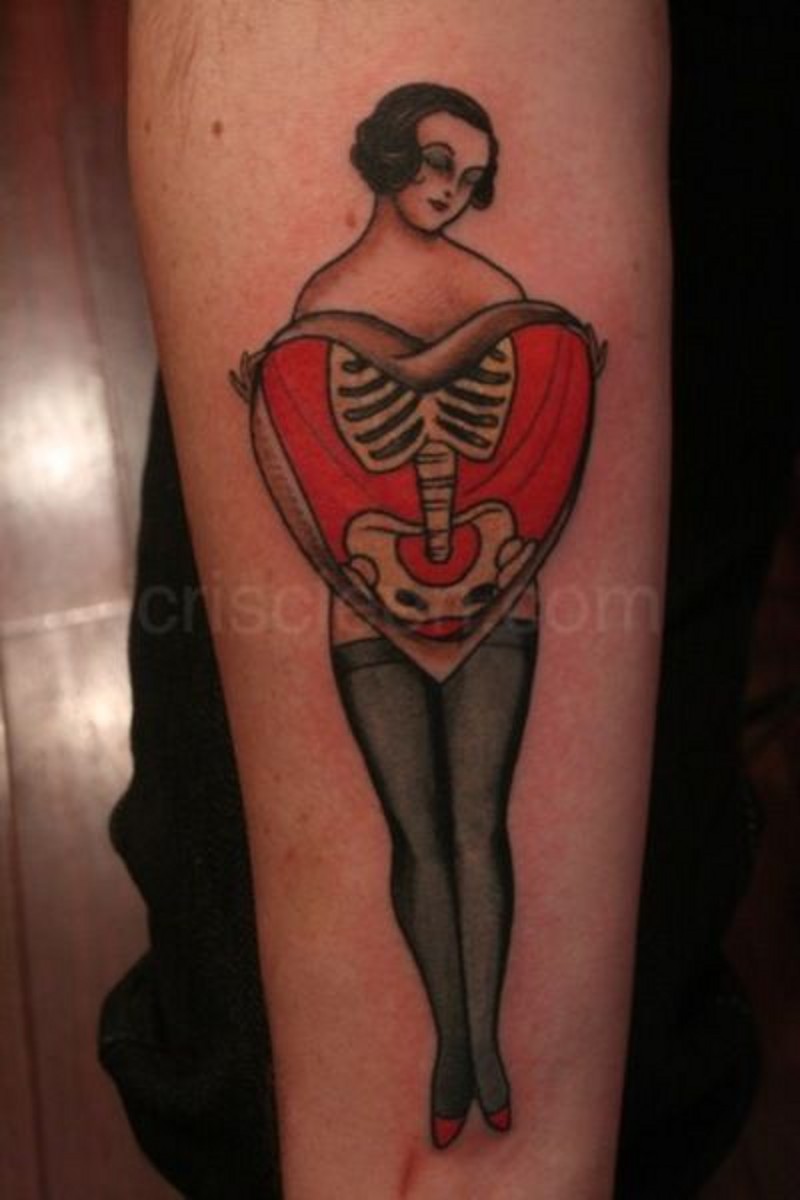 old school手臂彩色女性与心形骨骼纹身图案