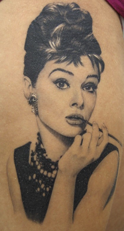 写实黑白美丽的奥黛丽赫本肖像大腿纹身图案