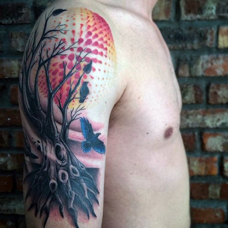 手臂黑色大树与乌鸦和彩色圆点纹身图案