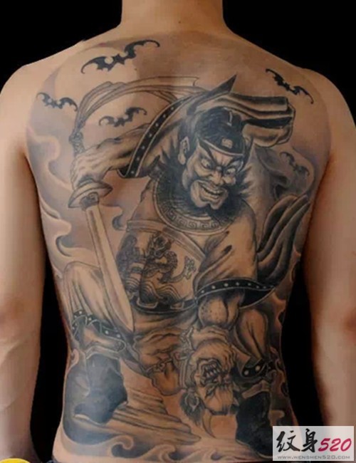 背部灰色的中国武士和蝙蝠纹身图案