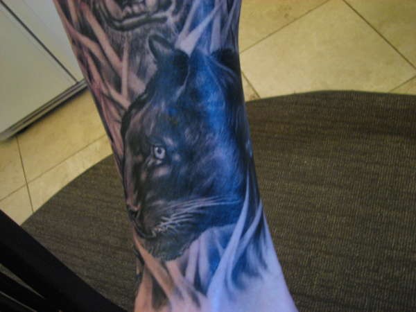 手臂黑色的豹头纹身图案