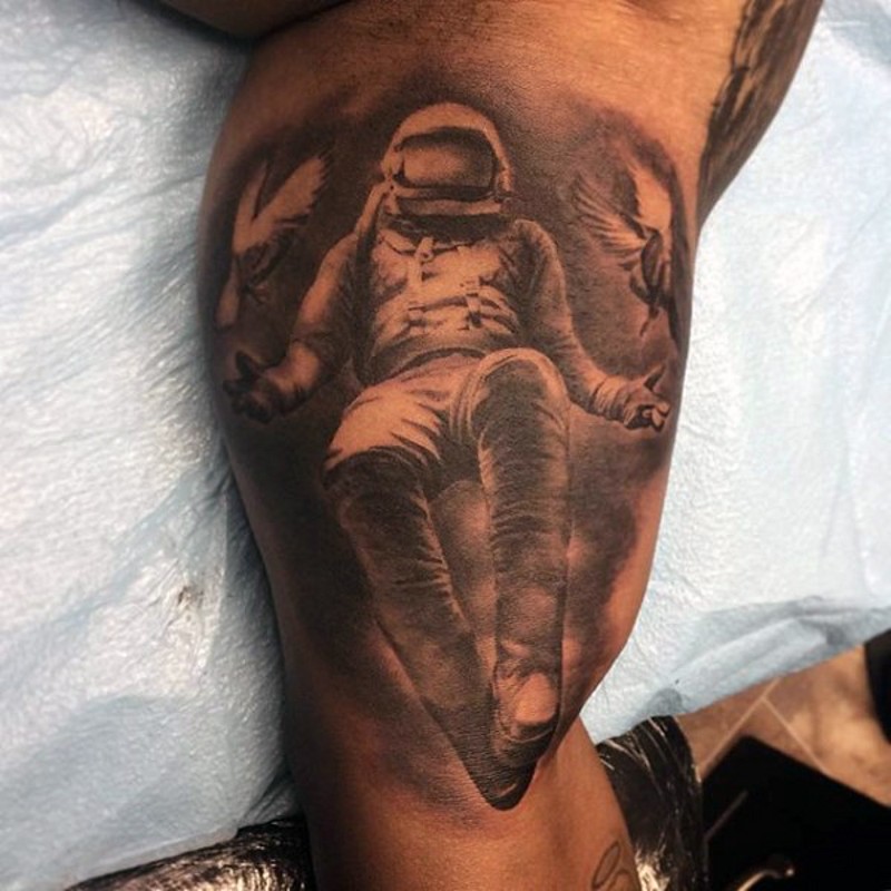简单逼真的黑色鸽子和宇航员手臂纹身图案