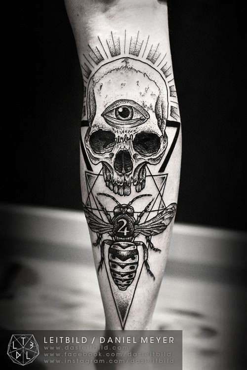 手臂有趣的神秘黑白骷髅与眼睛和蜜蜂纹身图案