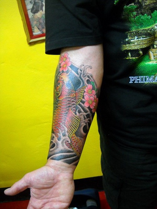 手臂美丽的日本鲤鱼和浪花纹身图案