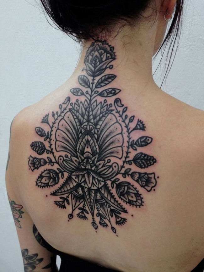 背部巴洛克风格黑色各种花卉纹身图案