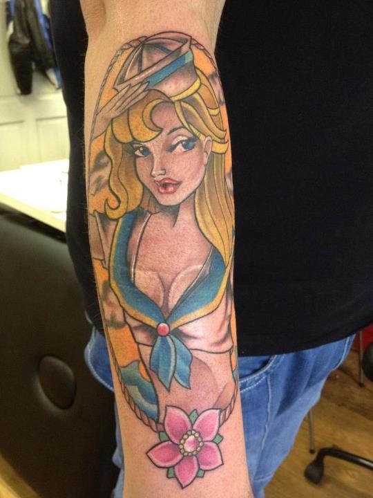 手臂卡通风格的彩色女孩个性纹身图案