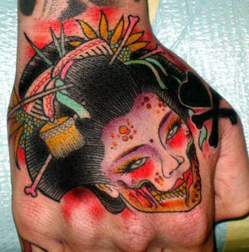 手背亚洲风格的彩色怪物艺伎纹身图案