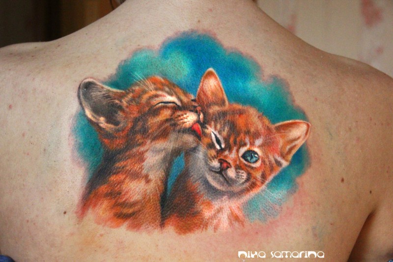 背部彩色温柔的猫纹身图案