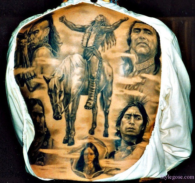 背部巨大的黑白各种印第安人纹身图案