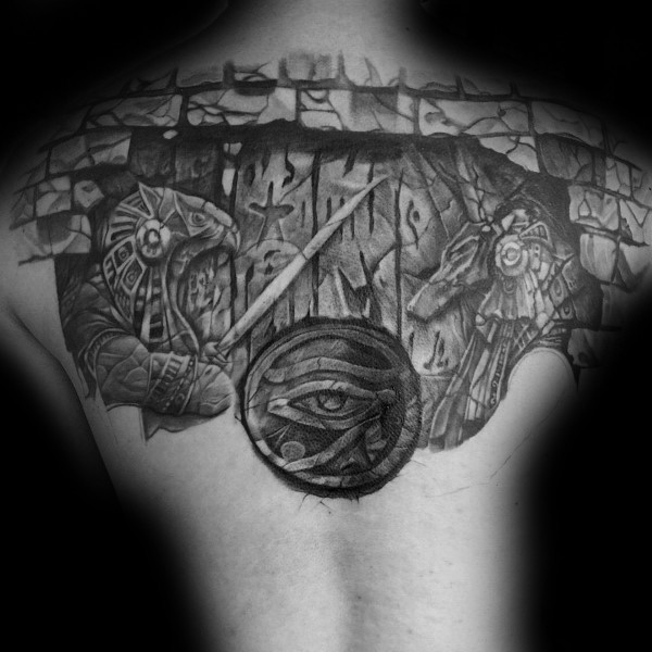 背部黑色的埃及神像与标志纹身图案