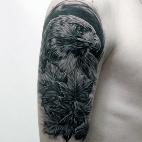 手臂非常逼真的黑色鹰和枫叶纹身图案