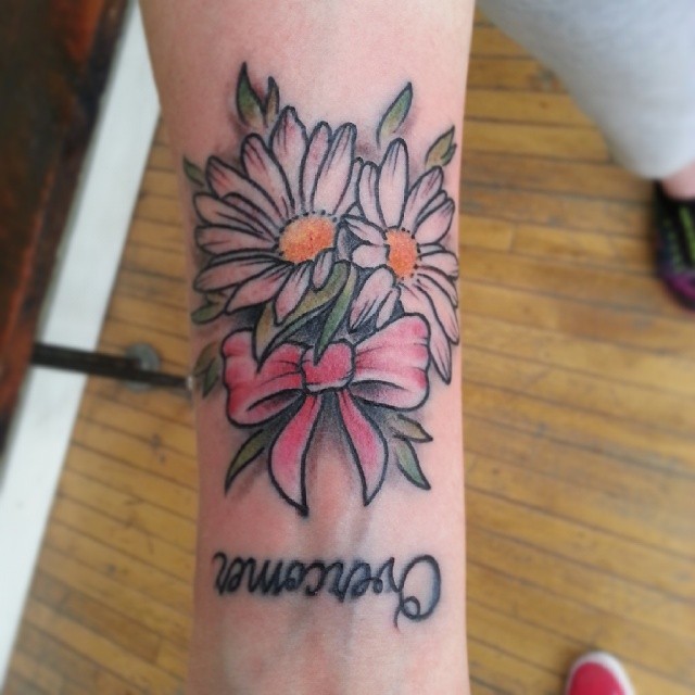 手臂彩色的小雏菊和粉红色蝴蝶纹身图案