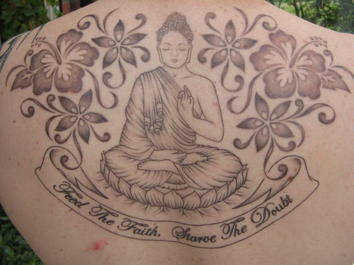 背部如来佛祖与花卉纹身图案