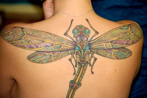 女孩背部的彩色蜻蜓纹身图案