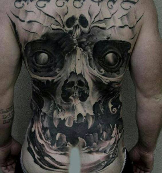 背部写实风格的恶魔骷髅纹身图案