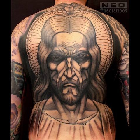 背部彩色愤怒的耶稣肖像纹身图案