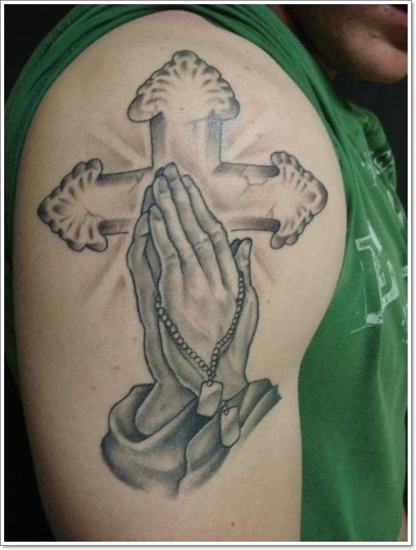 手臂神秘的发光十字架与祈祷之手纹身图案