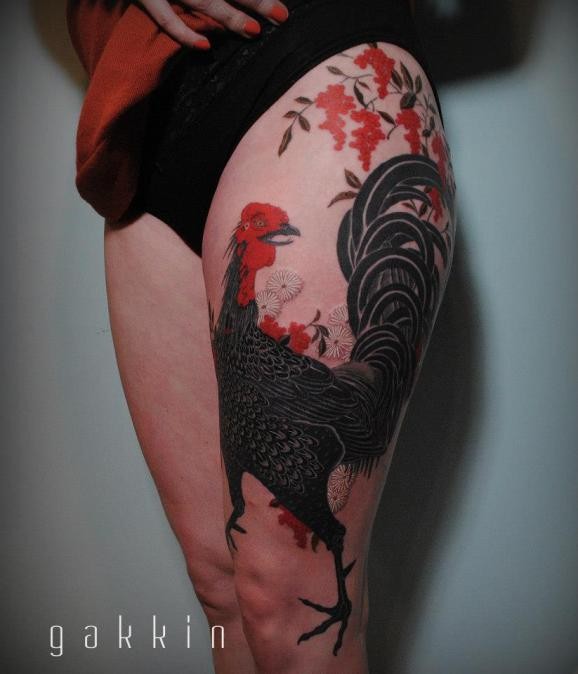 大腿黑色红色的小公鸡植物纹身图案