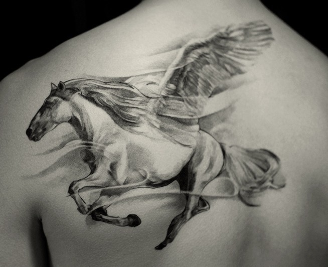 背部雄伟壮观的神秘飞马纹身图案