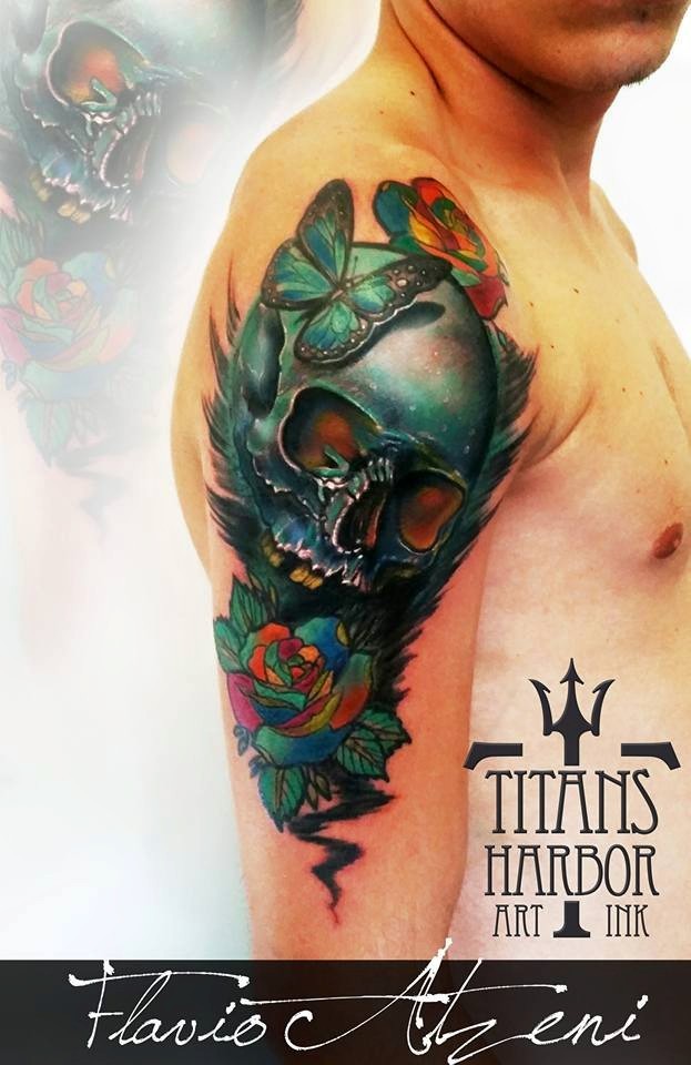 肩部美丽的七彩骷髅和蝴蝶玫瑰纹身图案