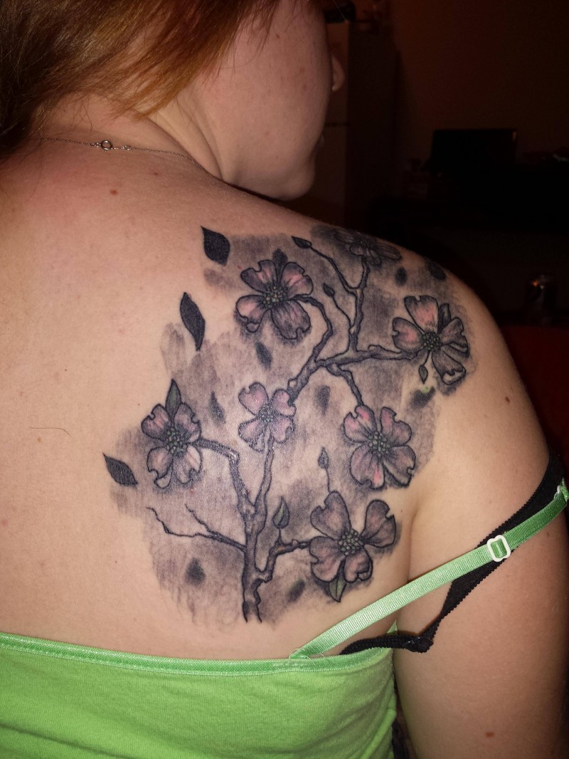 背部冷灰色的花朵树枝纹身图案