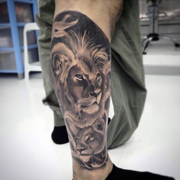 小腿美丽的黑灰风格狮子家庭纹身图案