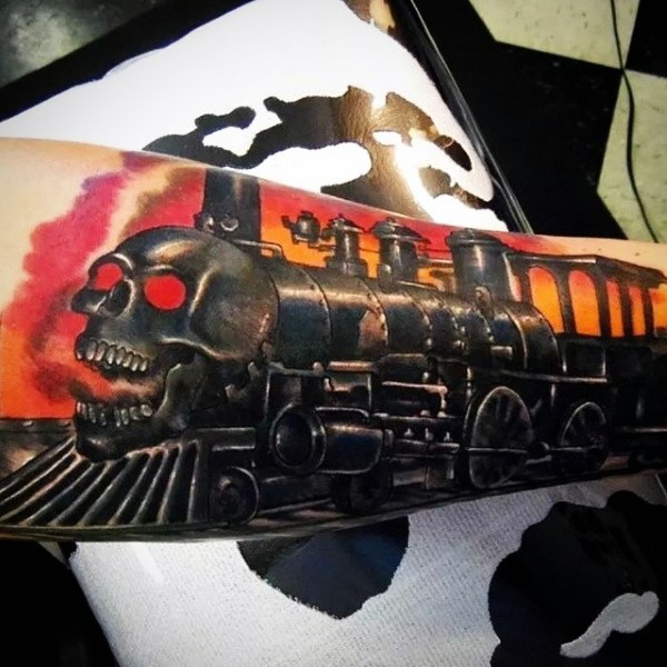 手臂令人毛骨悚然的骷髅头火车纹身图案