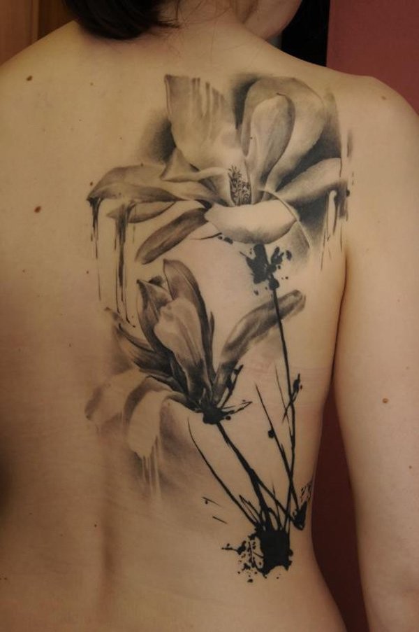 惊人的黑白花朵背部纹身图案