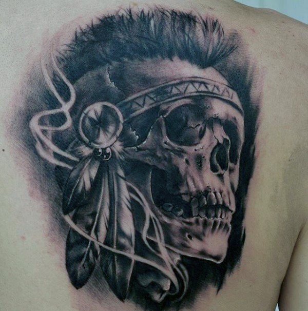 背部黑灰风格印度骷髅和羽毛纹身图案